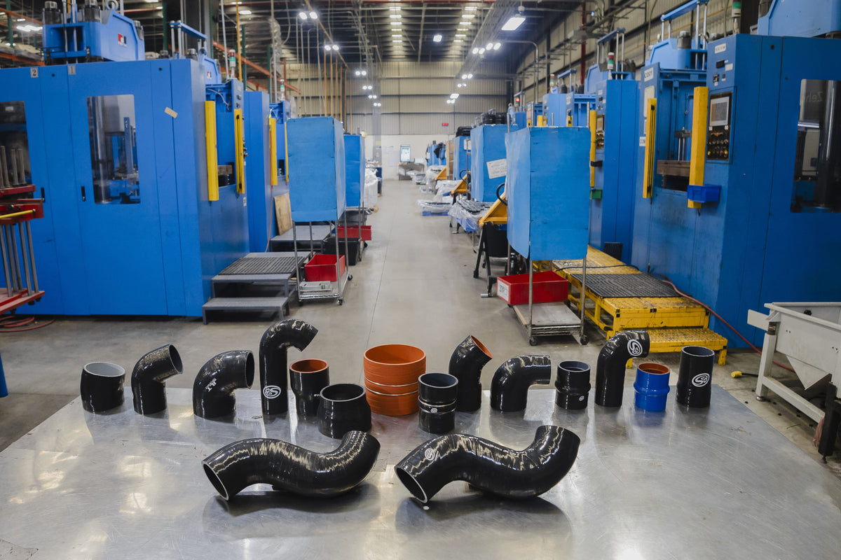 16 different hoses arranged on a table