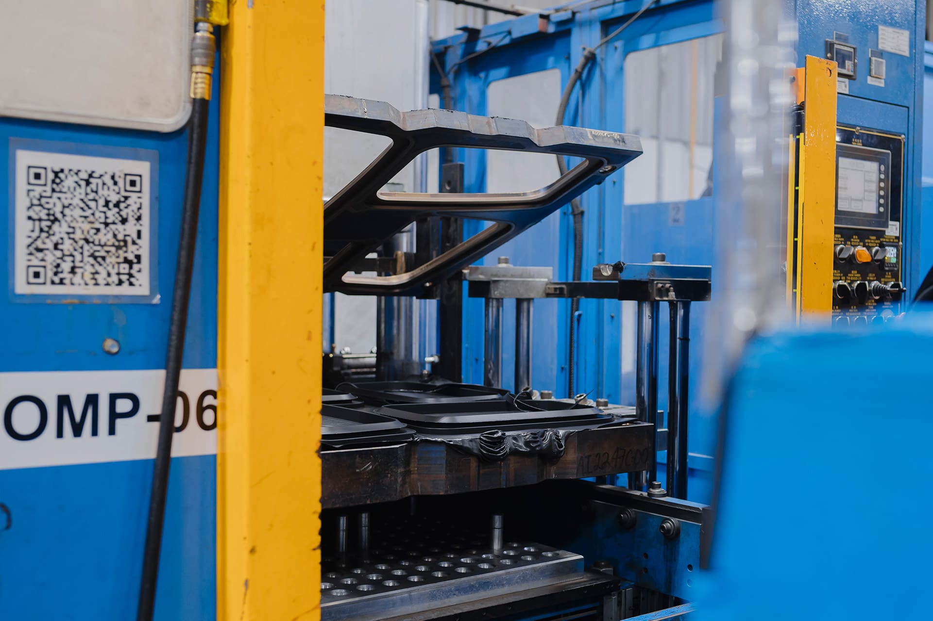Compression molding machine with rubber parts inside the molds